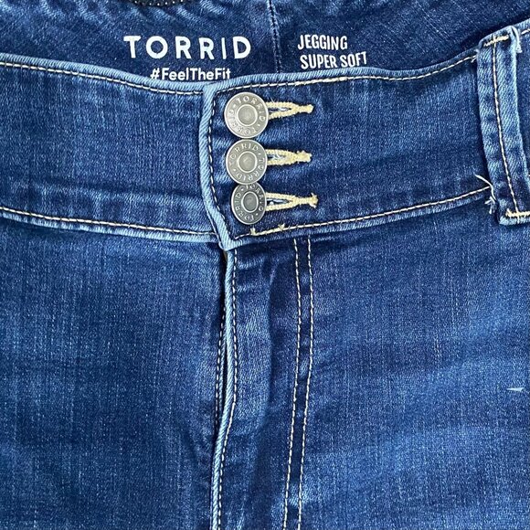 Torrid Womens Super Soft Jegging Denim Jeans Plus siz Size 26R 3-Button Closure - Picture 3 of 6
